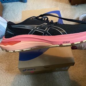NEW- ASICS GT 2000 size 8. New with box. Never worn.